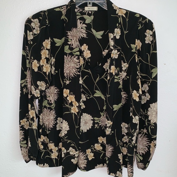Tops - Euc Floral blouse Medium